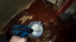 Ремонт на кухне в хрущевке, Грунтую и шпаклюю стены.