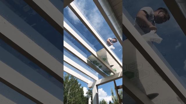 Монолитный поликарбонат на деревянной террасе смотреть онлайн