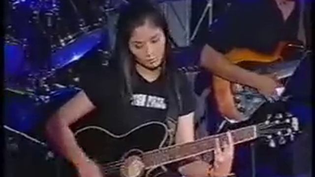 Geneva Cruz at the Showdown concert смотреть онлайн