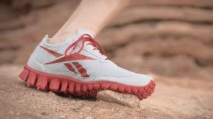 Реклама беговых кроссовок для бездорожья   Reebok RealFlex 720p