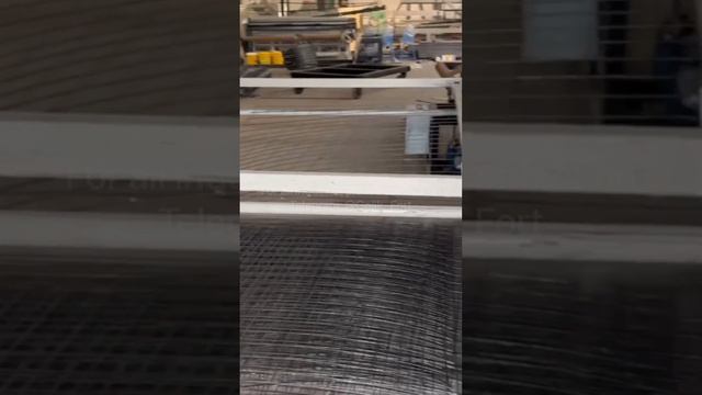 Видео работы станка для производства сварной сетки в рулонах #станки