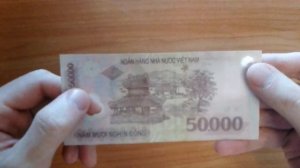 Видео: Сколько стоит купюра 50000 вьетнамских донгов?