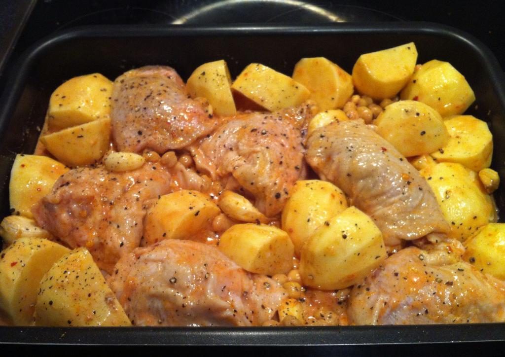 Курица с картошкой в духовке_Как вкусно пожарить курицу в духовке_Рецепт вкусной курицы.
