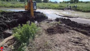 Копаем пруд на даче экскаватором. Откачиваем и осушаем пруд для дальнейшего углубления. Серия 2?.