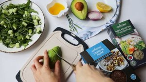 Салат с авокадо, ядрами конопли и семенами льна. Рецепт для легкого ужина.