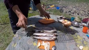 Хариус с луком и маслом на решётке Наш кулинарный Рецепт Алтай 2018