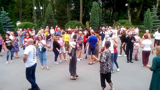 60.Танцевать танцы /dance dancing/ *Счастливы мы были* под ретро музыку /retro music/ в Харькове.
