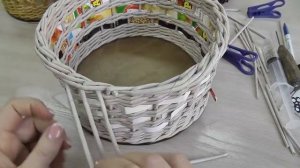 Корзина с элементами вышивки. Плетение из газетных трубочек