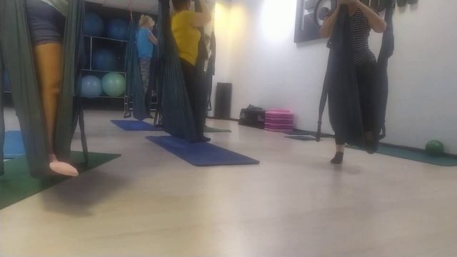 Аэройога. Фрагмент урока. низкий гамак. смотреть онлайн