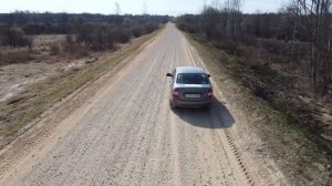 Машина едет по дороге, камера обгоняет машину