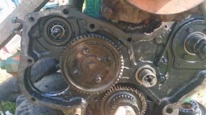 Сняли двигатель с комбайна и установили причину поломки.