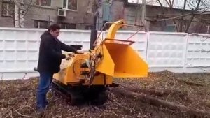 Автономный дизельный измельчитель веток DH-40 на самоходной телеге - думпере DJ-1200