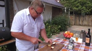 сочная утка с яблоками в техасском смокере