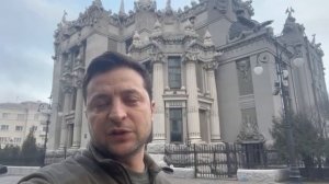 Зеленский опроверг информацию о том, что он призывает армию сложить оружие.