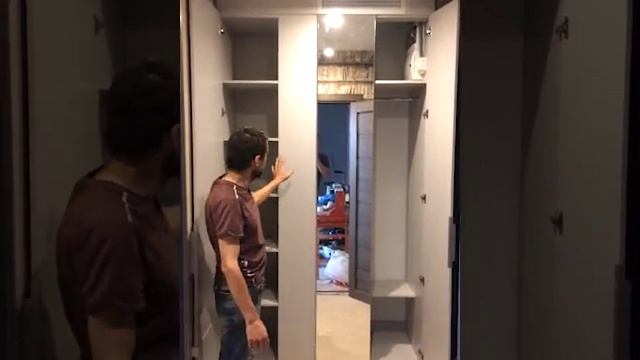 Зеркальный шкаф в прихожей вокруг вентиляционной шахты смотреть онлайн