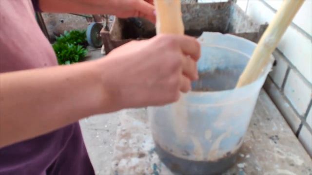 Надоели поделки из бутылок и коробок. Сделала из цемента, старого ведра и палок смотреть онлайн