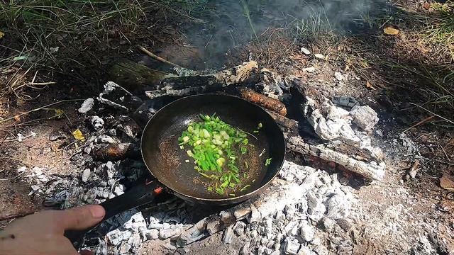 поход в лес,готовлю бургеры на костре.