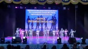 Детское выступление. Танец роботов. Фестиваль. Дети танцуют.