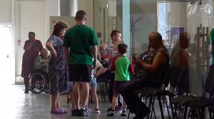 Российские бойцы с риском для жизни спасают жителей, выводя их из-под обстрелов