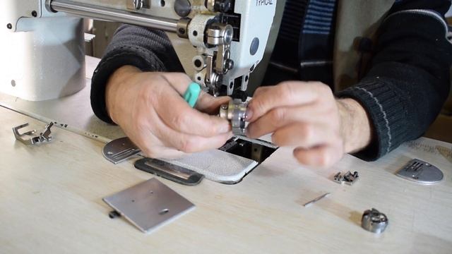 Как правильно выставить челнок на швейной машине.