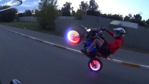 Красивая езда на заднем колесе