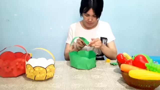 2 son MTT oʻrta guruh tarbiyachisi Rahimova Dilnoraning Ajoyib savatcha yasaymiz mavzusidagi faoliy