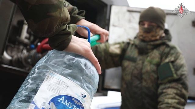 Раздача военнослужащими ВВО воды жителям Волновахи