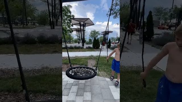 Качеля с детьми оборвалась в парке им. Фрунзе