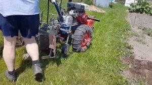 Мотоблок Нева МБ2 в работе с окучниками