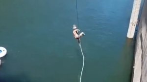 Девушка застряла на веревке