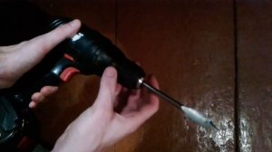 Видео: Как вставить в шуруповерт сверло с шестигранным нахвостовиком?
