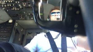 Польский пилот показал, что происходит в кабине Боинга при сложной посадке