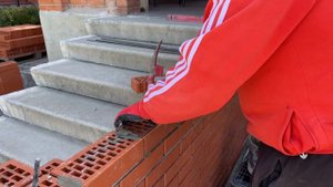 Кирпичная кладка трёх видов кирпича в одной стене!
