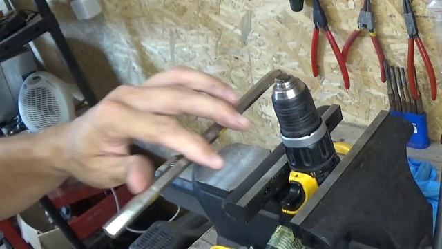How to Replace the Drill Chuck Dewalt Models DCD796 DCD791 and DCD790 by Removing a Screw-On Chuc