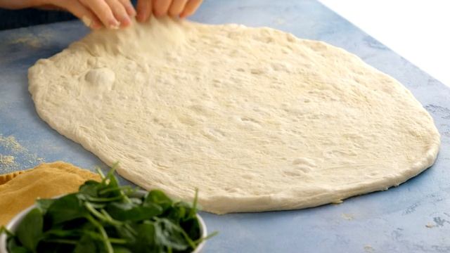 Стромболи - итальянская пицца-рулет. Сочная и очень вкусная пицца с салями, моцареллой и шпинатом.