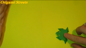 Как сделать лягушку из бумаги. Оригами прыгающая лягушка.mp4