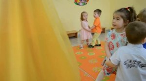 Фрагмент с утренника 8 марта  "Ножкой топ, ручкой хлоп"