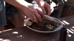 БЕЗУМНАЯ ЕДА  ГОЛОВЫ, КОПЫТА И КИШКИ • Парни пробуют Африку