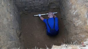 Как выровнять дно котлована и что делать, если попался камень при монтаже