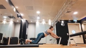 Knee stretch series. Round back. Flat back. Knees off. Pilates// Пилатес Реформер // פילאטיס מכשירי