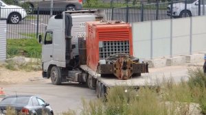 Разворот делает Тягач Volvo с полуприцепом и Генератором на нём