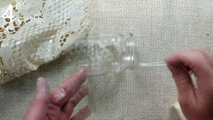 Из обычной стеклянной банки сделали красивую вазу. Декор своими руками