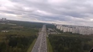 Патрульный вертолёт пролетает над МКАД.