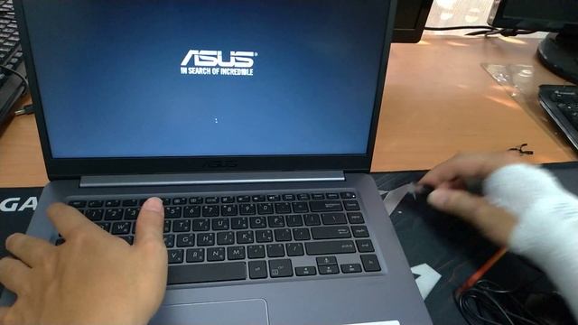 藤小二 2018年 筆電開箱-ASUS X510UF-0073B8250U ，15.6吋，i5-8250U，4G，128G SSD+1TB HDD，MX130 ，W10，1.7(2018/9/21) смотреть онлайн
