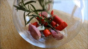 АРОМАТНОЕ ОЛИВКОВОЕ МАСЛО С РОЗМАРИНОМ И ОСТРЫМ ПЕРЦЕМ.