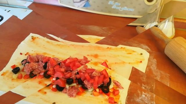 Рулетики-пицца из слоеного теста. Вкуснятина**Puff pastry pizza rolls. Yummy
