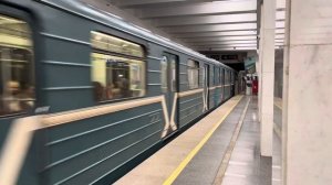 81-717/714.5 «Номерной» отправляется со станции «Каширская»