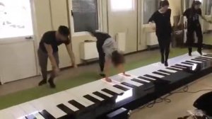Despacito исполнение  НОГАМИ на ПИАНИНО