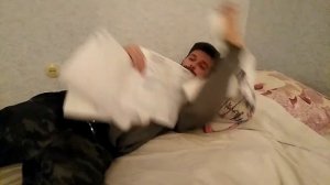 Фрик дегенерат душевнобольной Александр Алёнин обнимает свои недо рисунки