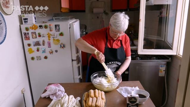How to make a classic tiramisù dessert from Treviso! | Pasta Grannies смотреть онлайн